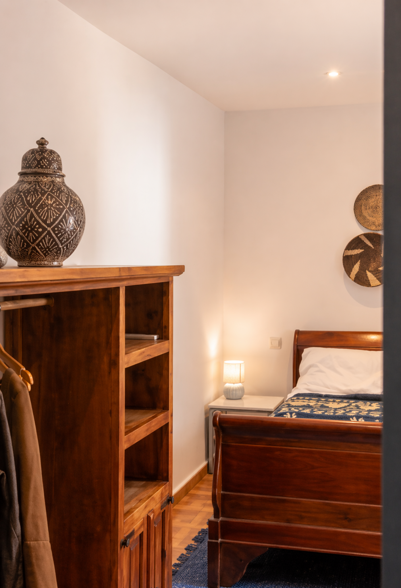 Een rustige kamer met warme materialen en zachte verlichting