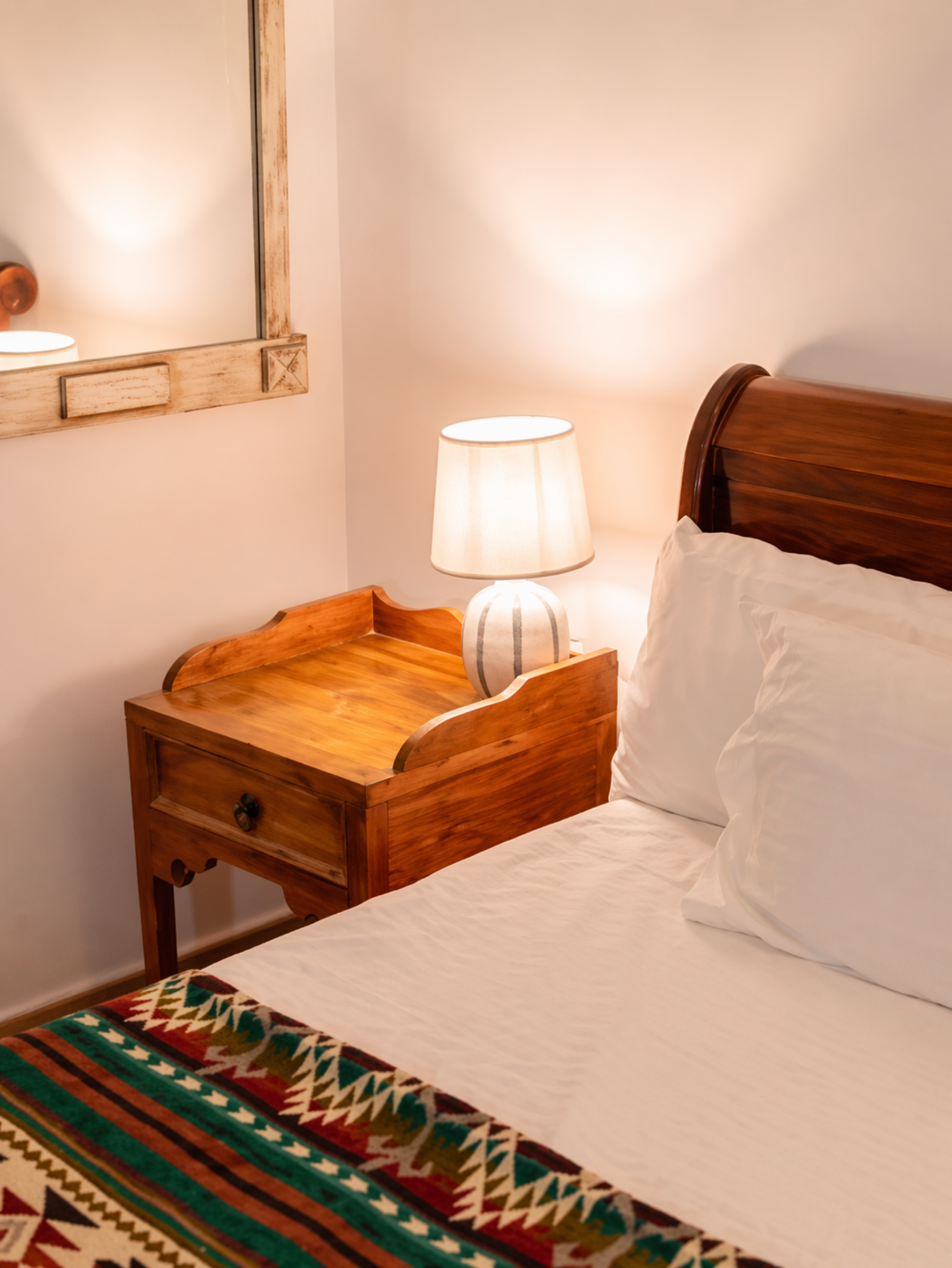 Slaapkamer in finca op Ibiza met bed, nachtkastje en warme verlichting